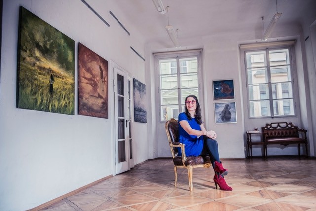 Kurátorka Rea Michalová v prostoru výstavy Praga Aeterna. Foto: Michael Tomeš. 